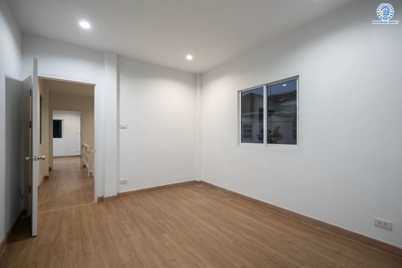 บ้านมือสองตกแต่งใหม่ โครงการ เศรณีลากูน วัดลาดปลาดุก บ้านเดี่ยวหลังมุม ตอบโจทย์ทุกการใช้ชีวิต บนเนื้อที่ 64.9 ตร.ว. พื้นที่ใช้สอยกว่า 186 ตร.ม. ฟังก์ชัน 3 ห้องนอน 3 ห้องน้ำ จอดรถได้ 2 คัน ทำเลเดินทางง่าย สะดวกสบายใกล้ถนนใหญ่ รถไฟฟ้าสายสีม่วง "สถานีคลองบางไผ่" แลจุดขึ้นทางด่วน "กาญจนาภิเษก"